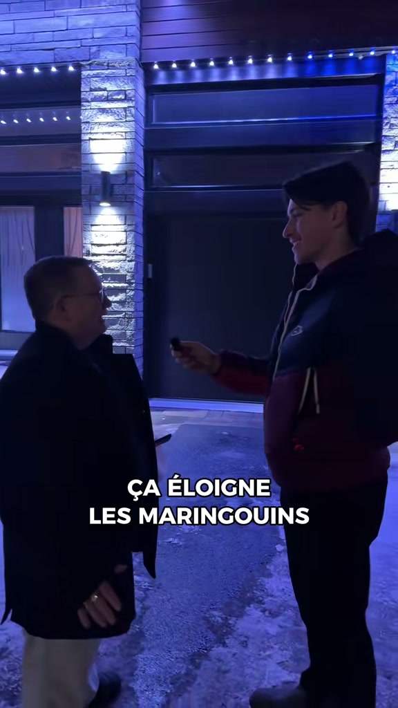 Un client montre sa télécommande le soir et remarque que l’éclairage éloigne les maringouins